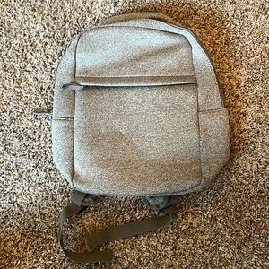 𝟱/$𝟮𝟬 𝗕𝘂𝗻𝗱𝗹𝗲 & 𝗦𝗮𝘃𝗲 DSW gray backpack